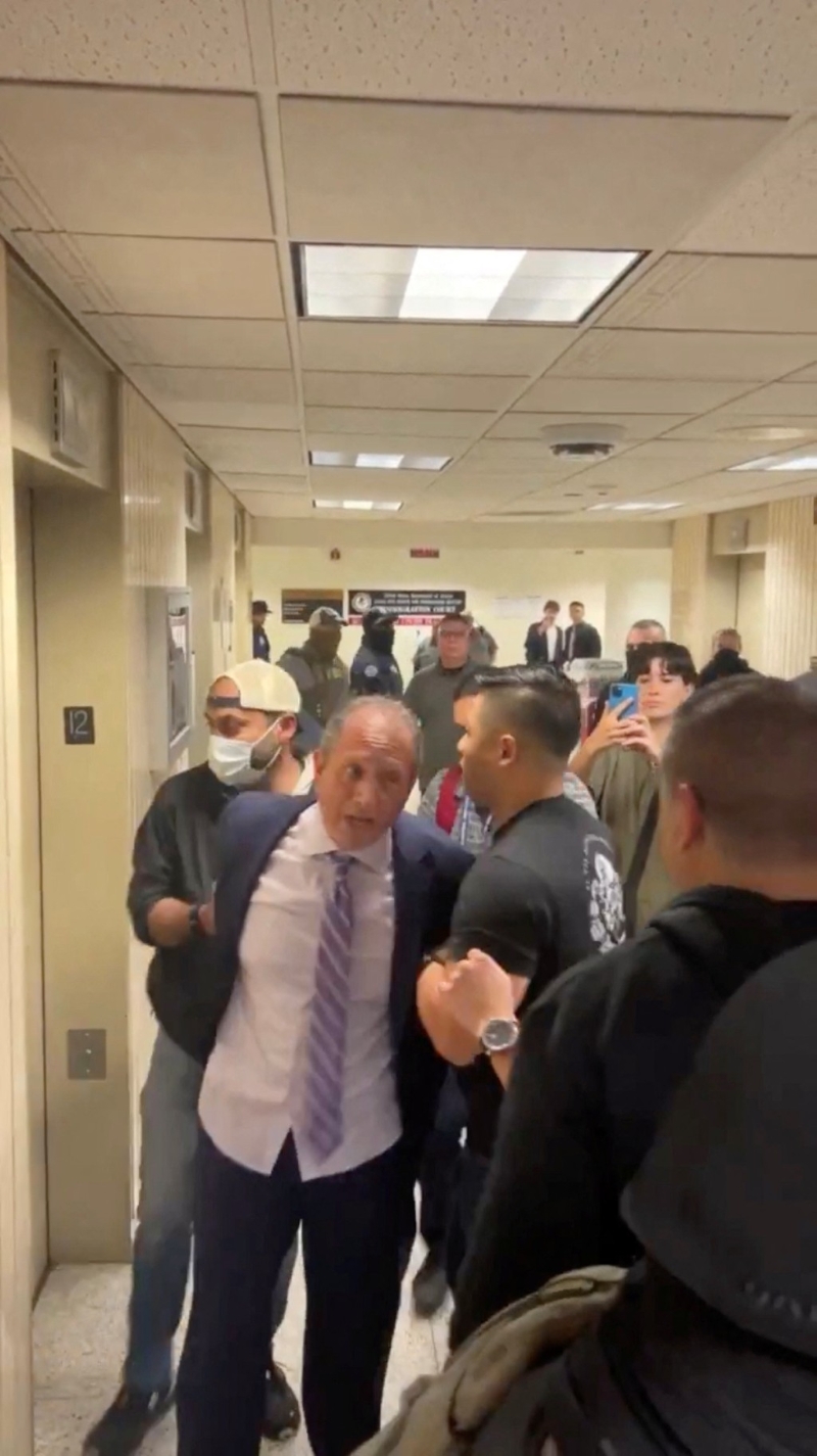 兰德被戴上手铐带走。.jpg 兰德被戴上手铐带走。.jpg