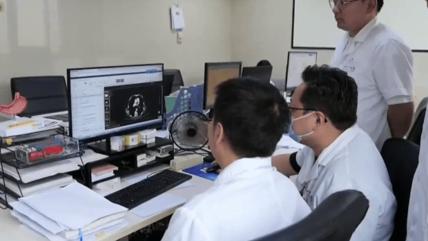 “大命男”12岁误吞牙刷,64岁持续胸痛入院,专家会诊。 “大命男”12岁误吞牙刷,64岁持续胸痛入院,专家会诊。