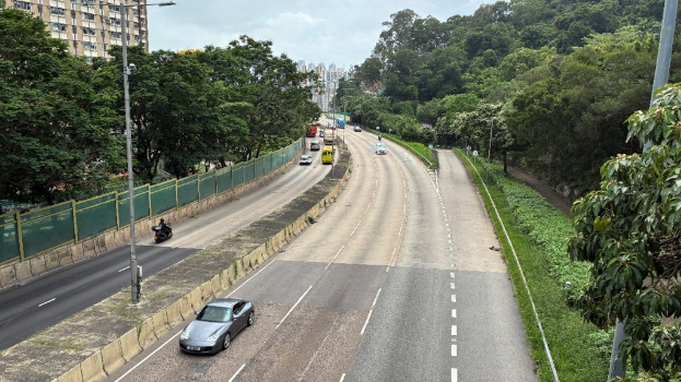 路政署计划将龙翔道的混凝土路面更换为新型沥青物料路面。 路政署计划将龙翔道的混凝土路面更换为新型沥青物料路面。