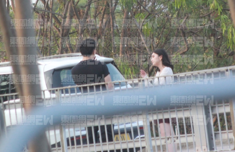 关枫馨(右)与前港队榄球员徐灏晴煲烟谈心。 关枫馨(右)与前港队榄球员徐灏晴煲烟谈心。