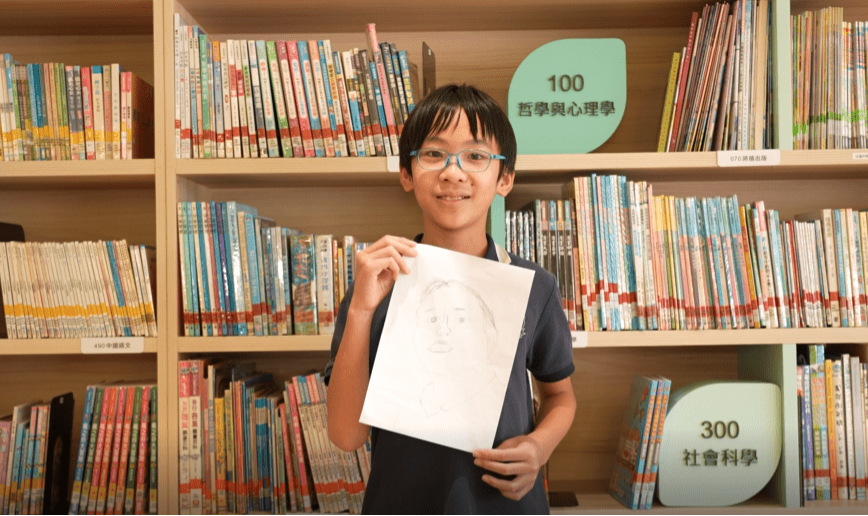 学生钟朗溢描绘了父亲的样貌,因为父亲经常带他到处游玩,因此他对父亲非常喜爱。 学生钟朗溢描绘了父亲的样貌,因为父亲经常带他到处游玩,因此他对父亲非常喜爱。