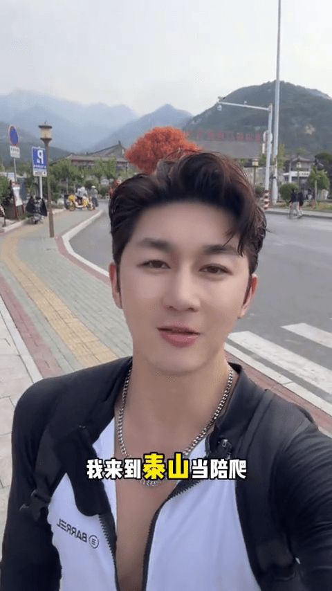 《东北插班生》男主史元庭自指呻没戏拍,兼职泰山陪爬。 《东北插班生》男主史元庭自指呻没戏拍,兼职泰山陪爬。