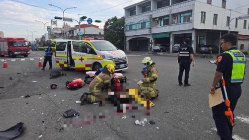 台南惊传休旅车冲撞机车事故,遭撞母女无呼吸心跳送医抢救。 台南惊传休旅车冲撞机车事故,遭撞母女无呼吸心跳送医抢救。