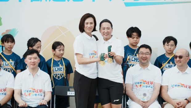 “风之后”李丽珊、王军霞一同展示金牌。 “风之后”李丽珊、王军霞一同展示金牌。