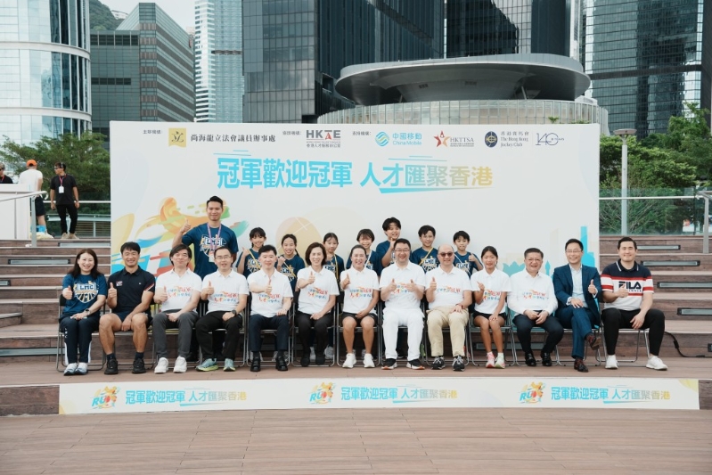 “冠军欢迎冠军,人才汇聚香港”晨跑活动-嘉宾合照 “冠军欢迎冠军,人才汇聚香港”晨跑活动-嘉宾合照