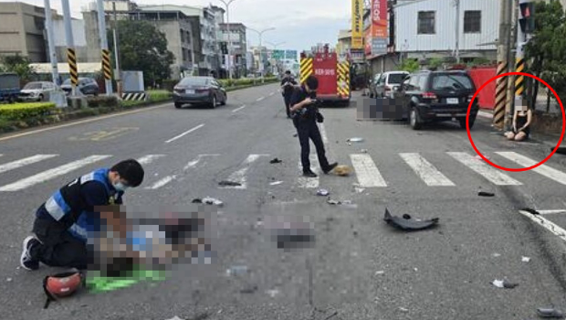 台南母女双载上工遭撞飞,肇事女驾驶崩溃跪地。 台南母女双载上工遭撞飞,肇事女驾驶崩溃跪地。