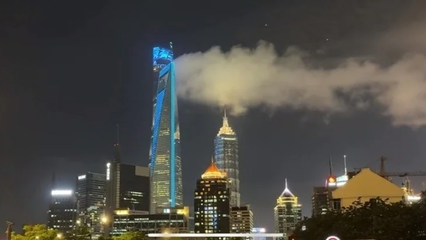 上海环球金融中心顶端“冒烟”引网友关注 上海环球金融中心顶端“冒烟”引网友关注