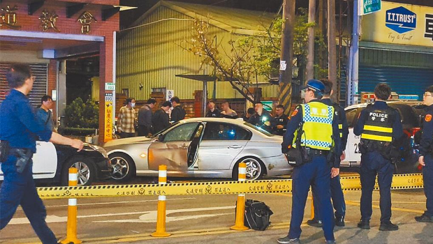 男子杨景隆深夜驾车在桃园和警察驳火近百枪,警匪追逐4.7公里遭围捕落网。 男子杨景隆深夜驾车在桃园和警察驳火近百枪,警匪追逐4.7公里遭围捕落网。