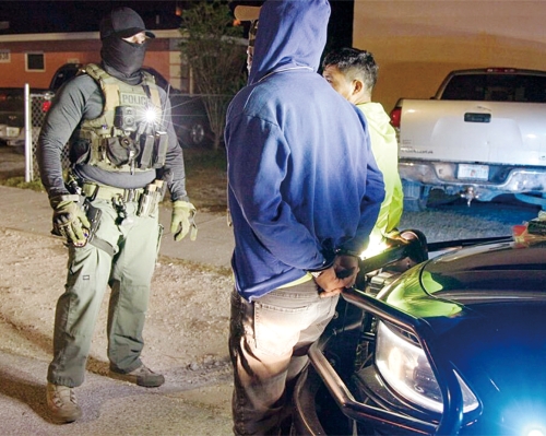 ICE恢复在农场和餐厅等场所突袭无证客 ICE恢复在农场和餐厅等场所突袭无证客