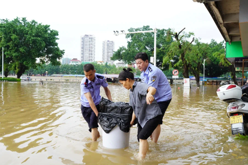 目前省市县镇村五级超10000名抢险救援队伍集聚怀集,全面投入抢险救灾工作 目前省市县镇村五级超10000名抢险救援队伍集聚怀集,全面投入抢险救灾工作