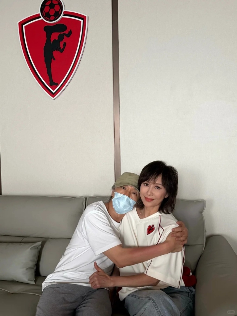 周星驰刘嘉玲近日激罕合体,周星驰伏在对方身上十分搞笑。 周星驰刘嘉玲近日激罕合体,周星驰伏在对方身上十分搞笑。