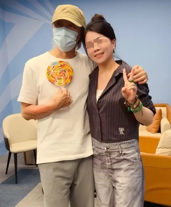 周星驰于酒局中和朋友亲民合照。 周星驰于酒局中和朋友亲民合照。