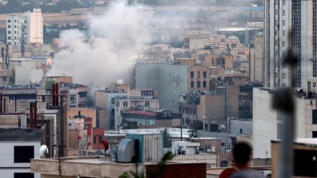 以军再次空袭德黑兰,市内多处冒烟。 以军再次空袭德黑兰,市内多处冒烟。