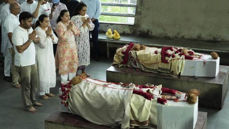 印航空难死者陆续出殡,家属情绪激动。 印航空难死者陆续出殡,家属情绪激动。