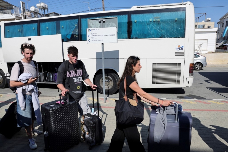 大批外国人从以色列撤离。 大批外国人从以色列撤离。