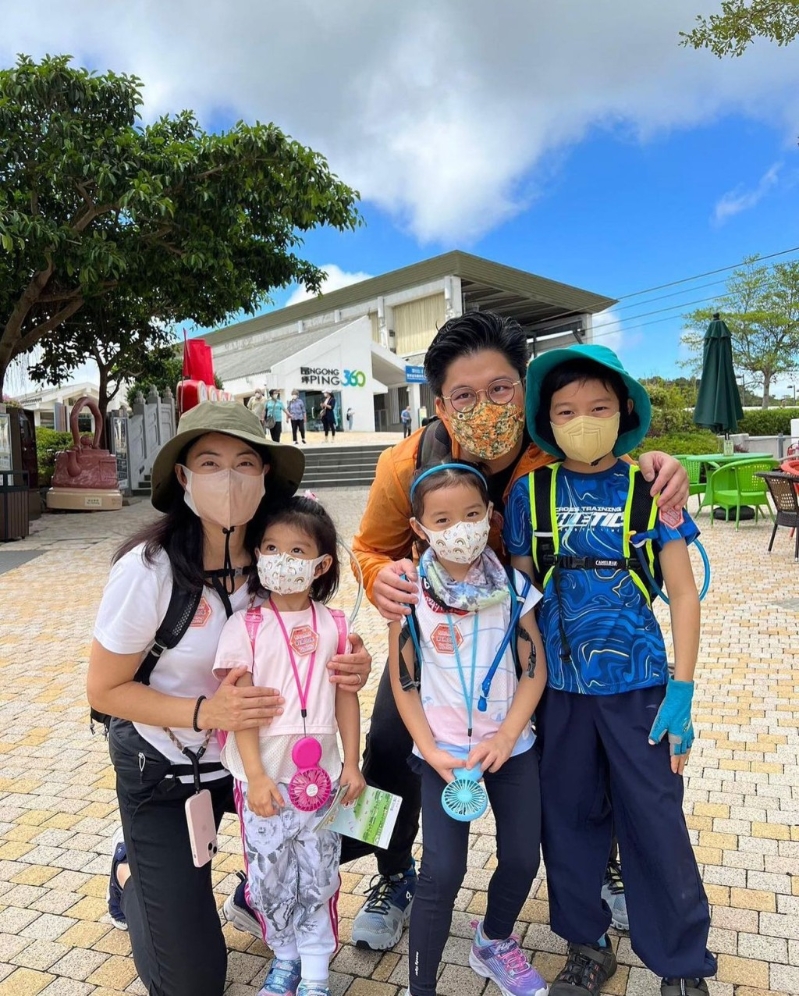 郭晶晶与丈夫霍启刚育有两子一女。 郭晶晶与丈夫霍启刚育有两子一女。