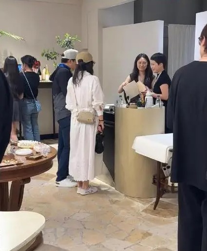 日前郭晶晶跟霍启刚于上海被捕获,二人逛平民商店很贴地。 日前郭晶晶跟霍启刚于上海被捕获,二人逛平民商店很贴地。