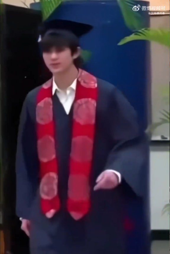 张慕童上台拎毕业证书,竟惹来不少争议。 张慕童上台拎毕业证书,竟惹来不少争议。