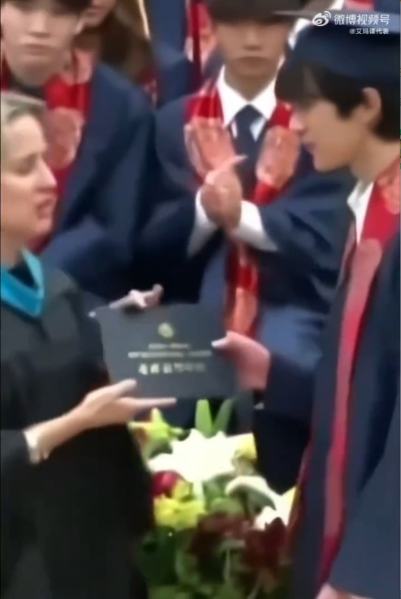 张慕童上台拎毕业证书,竟惹来不少争议 张慕童上台拎毕业证书,竟惹来不少争议