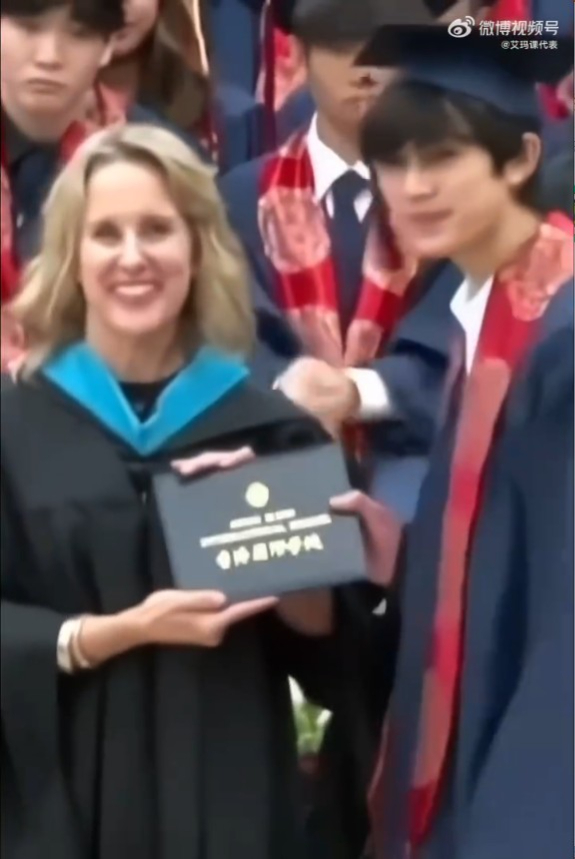 张慕童上台拎毕业证书 张慕童上台拎毕业证书