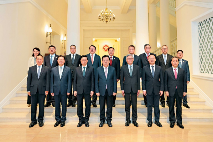 夏宝龙与李家超及特区行政、立法、司法机构负责人见面,并与特区政府高层官员座谈。.jpg 夏宝龙与李家超及特区行政、立法、司法机构负责人见面,并与特区政府高层官员座谈。.jpg