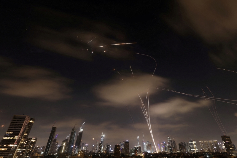 2025年6月18日,以色列特拉维夫,防空系统拦截伊朗发射的导弹。路透社.jpg 2025年6月18日,以色列特拉维夫,防空系统拦截伊朗发射的导弹。路透社.jpg