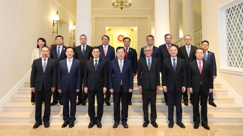 夏宝龙前往礼宾府与行政长官及特区行政、立法、司法机构负责人会面。港澳办图片 夏宝龙前往礼宾府与行政长官及特区行政、立法、司法机构负责人会面。港澳办图片