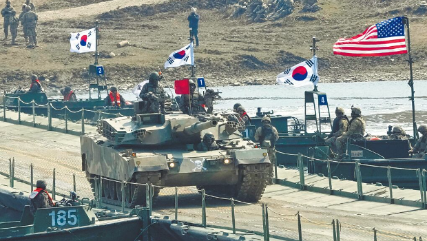 图为韩国3月举行“自由之盾”军演期间,坦克参加韩美联合渡河演习。 图为韩国3月举行“自由之盾”军演期间,坦克参加韩美联合渡河演习。