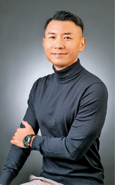 导演黄龙斌表示这音乐剧灵感源于对演艺学院四十年历程的反思。 导演黄龙斌表示这音乐剧灵感源于对演艺学院四十年历程的反思。