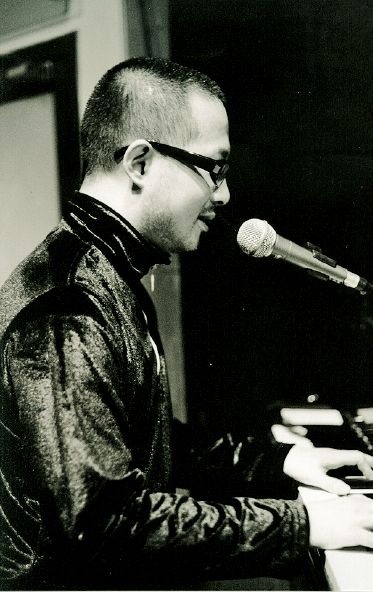 音乐总监何俊杰以独特音乐节奏,为剧目注入灵魂。 音乐总监何俊杰以独特音乐节奏,为剧目注入灵魂。