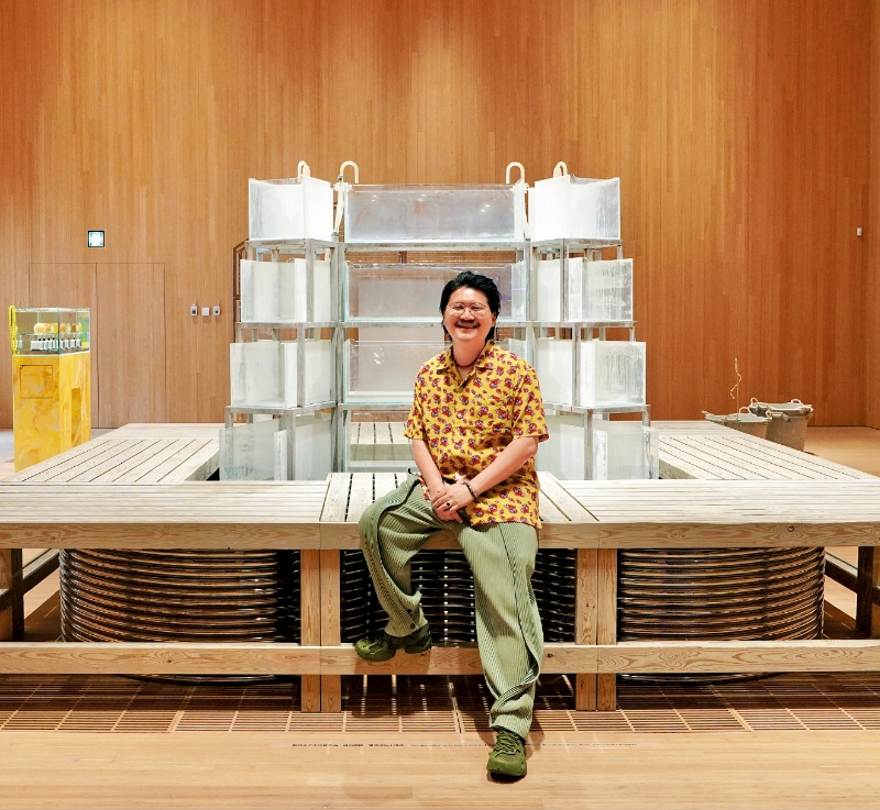 杨沛铿穿了一件金鱼图案的衣服赴约,在展览中穿梭往来,像鱼一样游来游去。.jpeg 杨沛铿穿了一件金鱼图案的衣服赴约,在展览中穿梭往来,像鱼一样游来游去。.jpeg