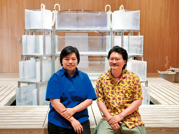 杨沛铿(右)与展览策展人周宛昀(左)。.jpeg 杨沛铿(右)与展览策展人周宛昀(左)。.jpeg