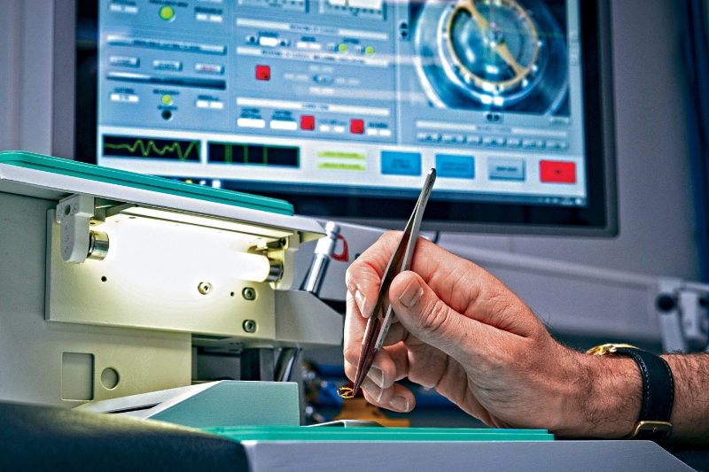 品牌不单止坚持使用自家创制的机芯,就连机芯使用的游丝也是自家生产。 品牌不单止坚持使用自家创制的机芯,就连机芯使用的游丝也是自家生产。