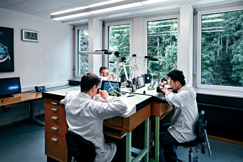 此品牌厂房结集了研发、设计、零件生产、机芯及腕表组装、质量监控,以至售后服务等部门。 此品牌厂房结集了研发、设计、零件生产、机芯及腕表组装、质量监控,以至售后服务等部门。