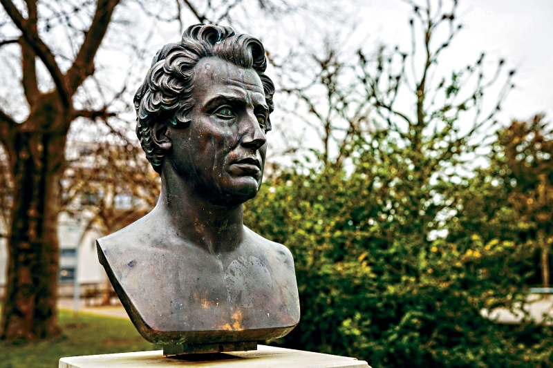 1亨利慕时先生对沙夫豪森的贡献伟大,市内既有以他的名字命名的街道,也有设置其铜像的Moser花园。 1亨利慕时先生对沙夫豪森的贡献伟大,市内既有以他的名字命名的街道,也有设置其铜像的Moser花园。