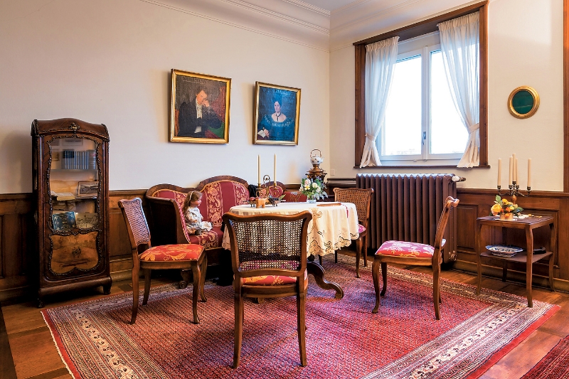 博物馆内保留了起居室的家具及摆设,可以由此想象亨利慕时先生生前与家人的生活情景。 博物馆内保留了起居室的家具及摆设,可以由此想象亨利慕时先生生前与家人的生活情景。