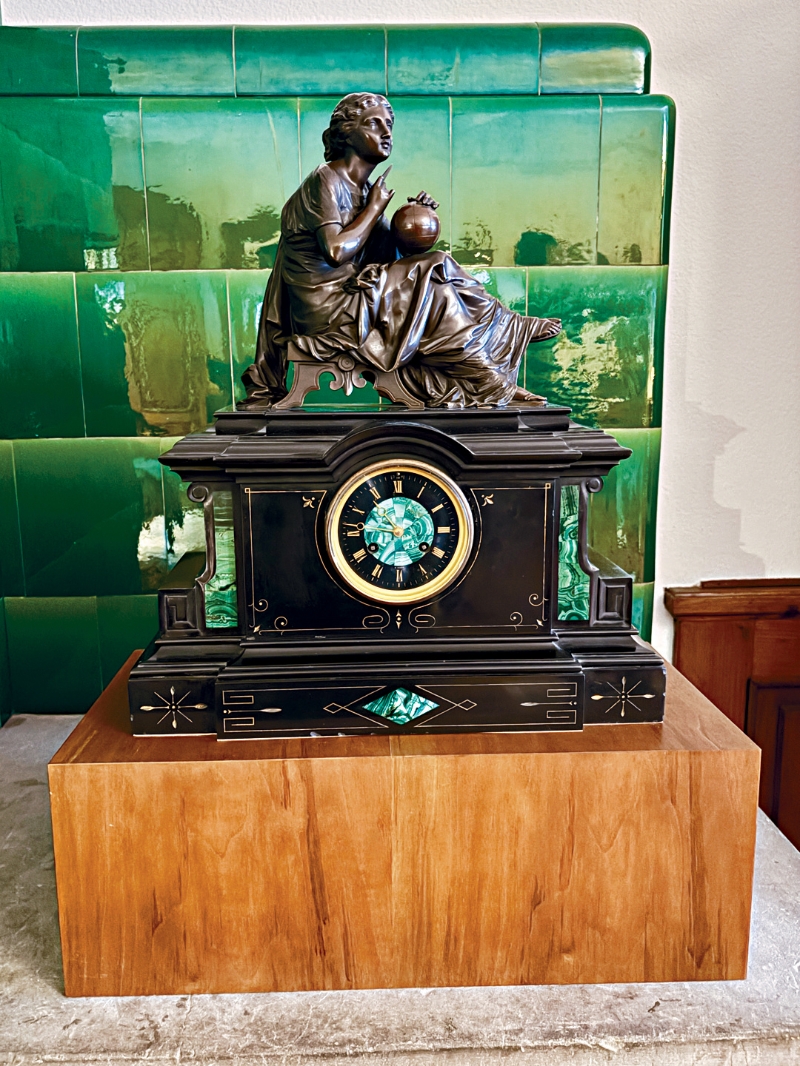 博物馆内展示了不同时代的钟表摆设。 博物馆内展示了不同时代的钟表摆设。