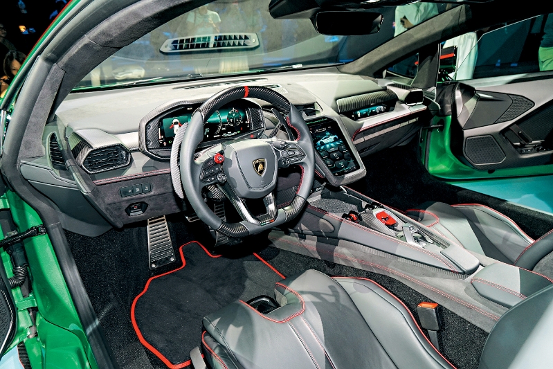 车厢设计跟“大牛”Revuelto相似,设有三个数码屏幕。 车厢设计跟“大牛”Revuelto相似,设有三个数码屏幕。