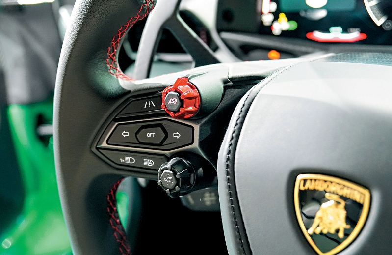 盘两边均设有驾驶模式旋钮,可组合出多达13种不同模式。 盘两边均设有驾驶模式旋钮,可组合出多达13种不同模式。