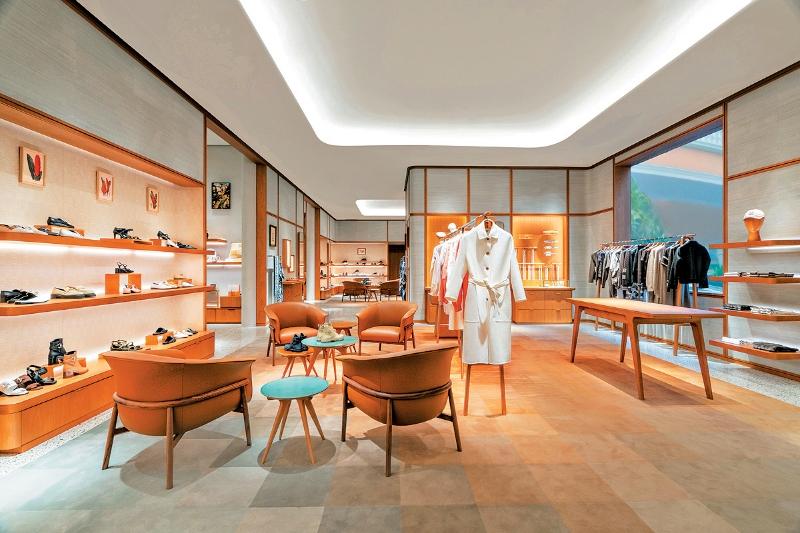 3女士服装专区设计呈现极宽敞的空间感,装潢简洁明亮。 3女士服装专区设计呈现极宽敞的空间感,装潢简洁明亮。