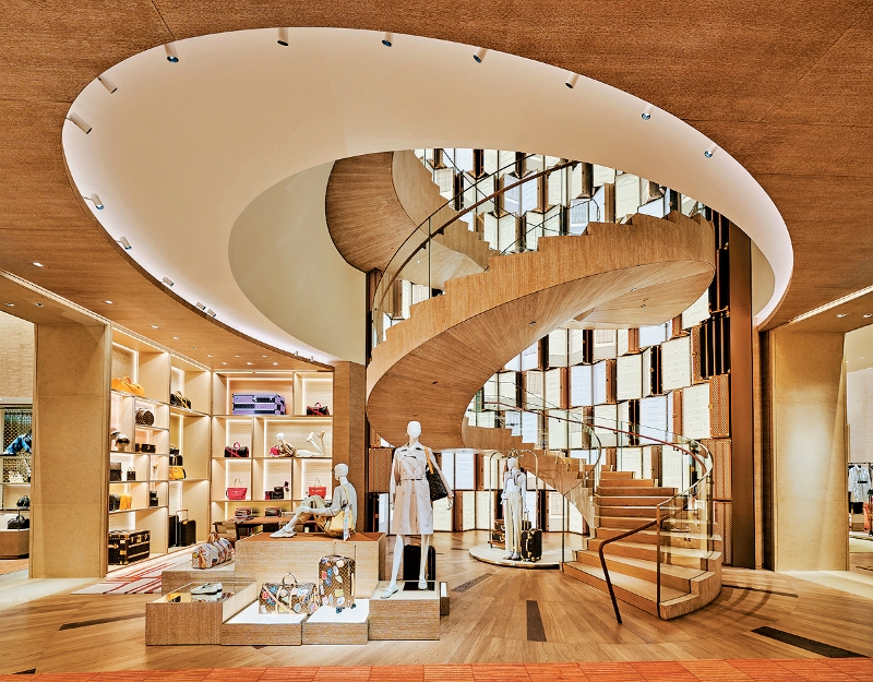 5Louis Vuitton新店一楼的女装专区,螺旋形楼梯与旁边的发光行李箱,营造出不断移动的视效。 5Louis Vuitton新店一楼的女装专区,螺旋形楼梯与旁边的发光行李箱,营造出不断移动的视效。