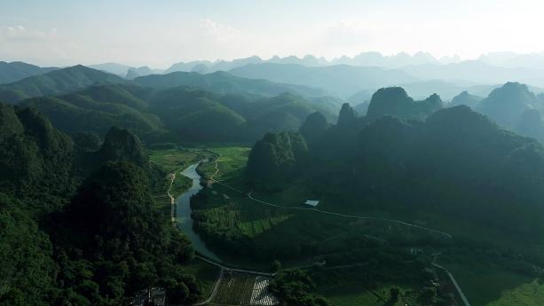 一栋栋房屋从山脚层层盘旋至山顶 一栋栋房屋从山脚层层盘旋至山顶