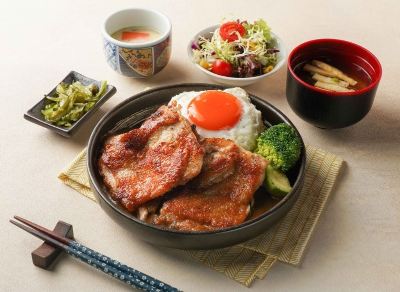 事主表示自己所出品的香煎鸡扒饭并非将一块鸡扒切开,“我哋煎鸡扒比两块同埋唔系用哩只盒”(Keeta) 事主表示自己所出品的香煎鸡扒饭并非将一块鸡扒切开,“我哋煎鸡扒比两块同埋唔系用哩只盒”(Keeta)