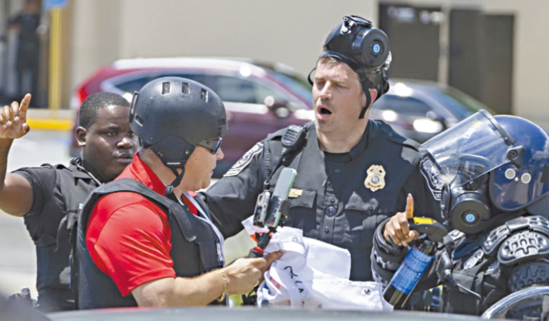 萨尔瓦多裔记者盖瓦拉14日在亚特兰大市中心采访ICE突击扫荡移民行动时被拘。 美联社 萨尔瓦多裔记者盖瓦拉14日在亚特兰大市中心采访ICE突击扫荡移民行动时被拘。 美联社