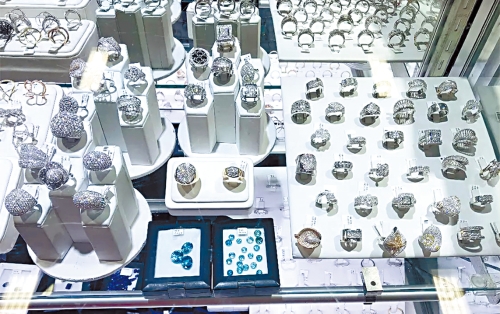 联邦调查局提供证据照片展示7月份布林克大型卡车抢劫案中缴获的一些珠宝样本。 FBI 联邦调查局提供证据照片展示7月份布林克大型卡车抢劫案中缴获的一些珠宝样本。 FBI