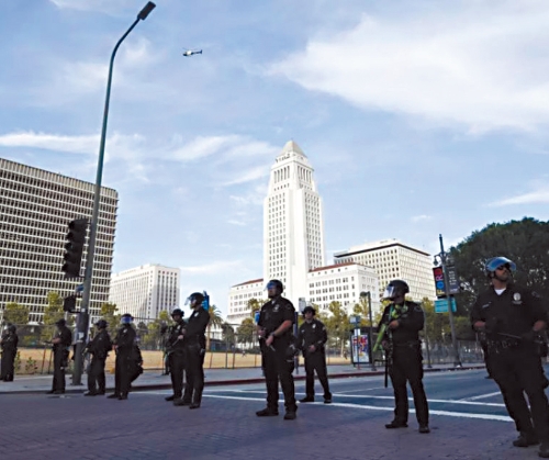 “无国王日”抗议期间,洛市警察守卫市政厅周围。 洛杉矶时报 “无国王日”抗议期间,洛市警察守卫市政厅周围。 洛杉矶时报