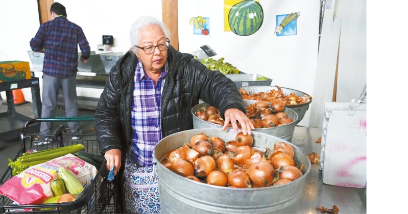 阿拉美达居民在食物银行领取食物。 美联社 阿拉美达居民在食物银行领取食物。 美联社