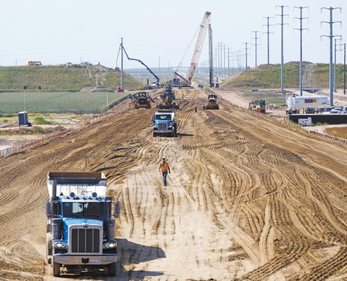 加州高铁施工人员在金斯县汉福特高架桥工地作业。 美联社资料图片 加州高铁施工人员在金斯县汉福特高架桥工地作业。 美联社资料图片