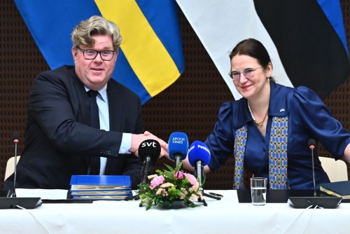 瑞典司法部长 Gunnar Strömmer(左)和爱沙尼亚司法和数字事务部长 Liisa-Ly Pakosta 签署在爱沙尼亚租赁监狱的协议。法新社 瑞典司法部长 Gunnar Strömmer(左)和爱沙尼亚司法和数字事务部长 Liisa-Ly Pakosta 签署在爱沙尼亚租赁监狱的协议。法新社