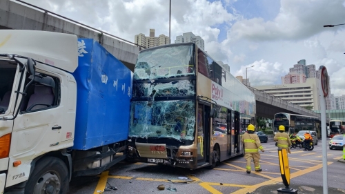 葵涌货车疑违例右转遭九巴拦腰撞酿10伤 葵涌货车疑违例右转遭九巴拦腰撞酿10伤